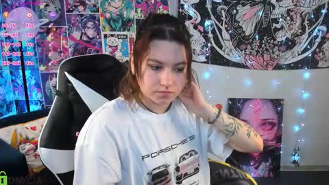 Snapshot of chloebloss0m chatting on 12.18.25 Boni online show from 12.18.25