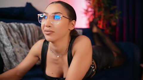 chloemin_ online show from 12.02.25