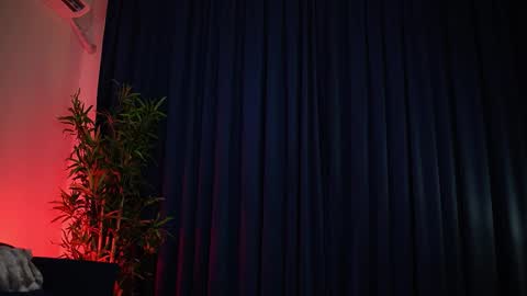 chloemin_ online show from 12.04.25