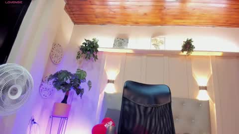 Snapshot of chloerossee chatting on 02.14.25 Chloe rosse online show from 02.14.25