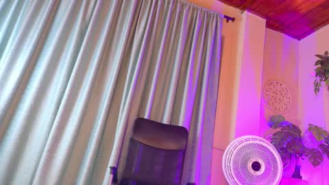 Snapshot of chloerossee chatting on 12.20.25 Chloe rosse online show from 12.20.25