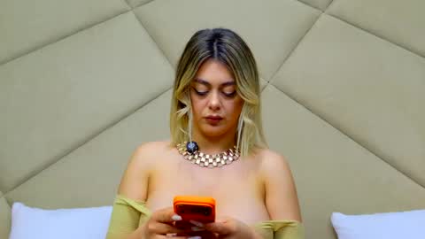 Snapshot of chloevee chatting on 05.05.26 Chloe Vee online show from 05.05.26