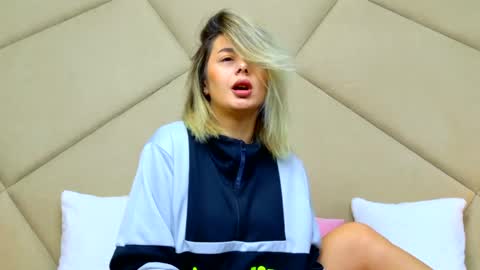 Snapshot of chloevee chatting on 05.12.26 Chloe Vee online show from 05.12.26