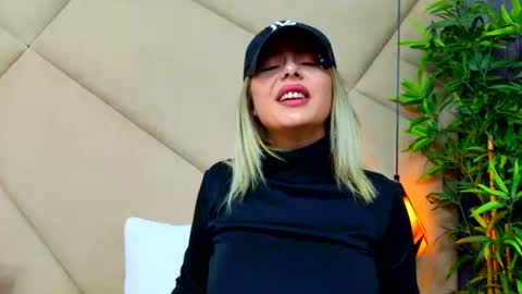 Snapshot of chloevee chatting on 06.12.26 Chloe Vee online show from 06.12.26