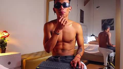 Snapshot of chris_weell chatting on 12.04.24 Chris Weell online show from 12.04.24