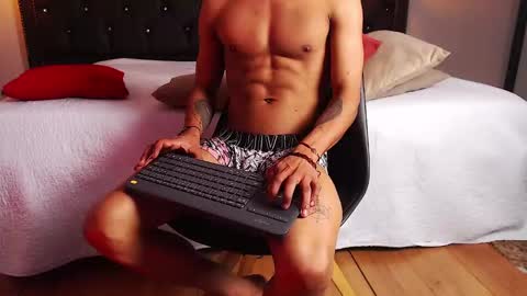 Snapshot of chris_weell chatting on 12.04.24 Chris Weell online show from 12.04.24