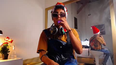 Snapshot of chris_weell chatting on 12.21.24 Chris Weell online show from 12.21.24