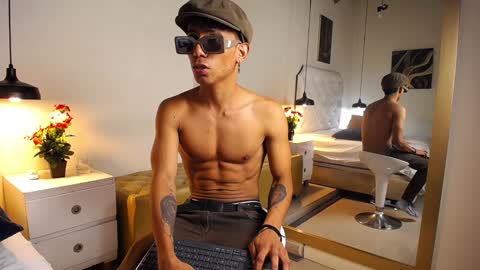 Snapshot of chris_weell chatting on 12.21.24 Chris Weell online show from 12.21.24