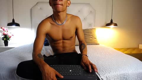 Snapshot of chris_weell chatting on 02.14.25 Chris Weell online show from 02.14.25