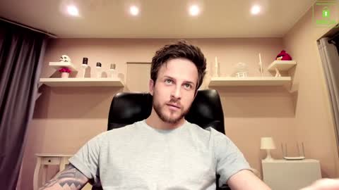 Snapshot of chriscarrey chatting on 01.12.25 Chris online show from 01.12.25