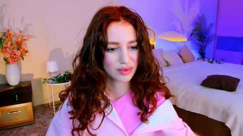 Snapshot of christinaconteeree chatting on 10.10.25 christinaconteeree online show from 10.10.25