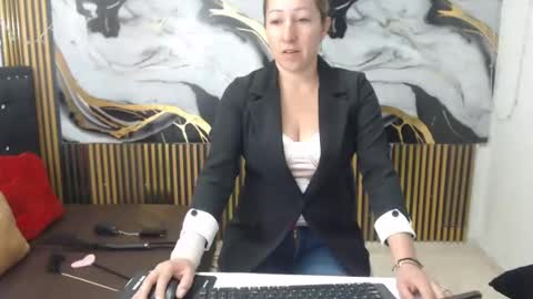 Snapshot of chrysta_12 chatting on 10.23.25 chrystal hotty online show from 10.23.25