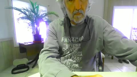 Snapshot of chuck354139 chatting on 01.21.25 chuck354139 online show from 01.21.25