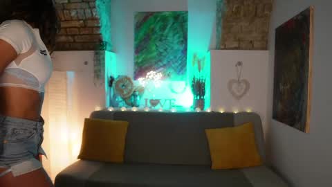 Clara smile online show from 01.28.25