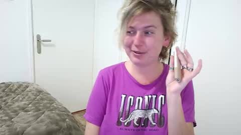 Snapshot of clittytastic chatting on 12.17.25 Syl online show from 12.17.25