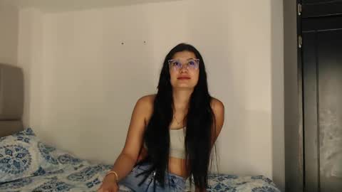 Snapshot of cloehonney chatting on 04.22.26 cloe online show from 04.22.26