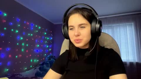 Snapshot of coco_charmel chatting on 10.22.25 Nikki online show from 10.22.25