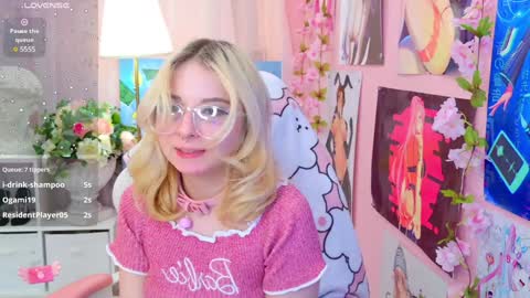 Snapshot of coconut_mia chatting on 01.22.25 Mia online show from 01.22.25