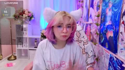 Snapshot of coconut_mia chatting on 10.03.25 Mia online show from 10.03.25