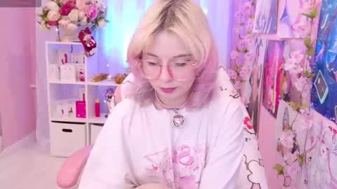 Snapshot of coconut_mia chatting on 12.19.25 Mia online show from 12.19.25