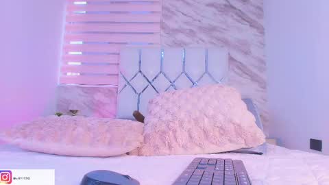 Snapshot of colett_hall chatting on 04.27.26 colett online show from 04.27.26