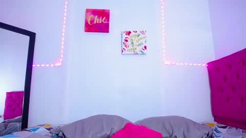 Snapshot of colombianmiilf_ chatting on 12.17.24 Nahomi online show from 12.17.24