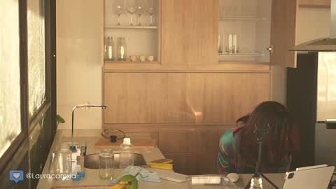 Laura online show from 12.10.24