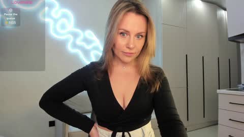 Snapshot of cometoseeme_ chatting on 02.06.25 Alice online show from 02.06.25