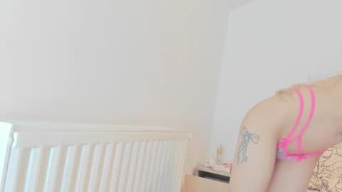 Snapshot of coquette_petite chatting on 12.17.25 coquette_petite online show from 12.17.25