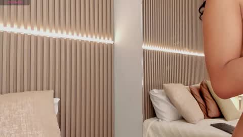 coralineross_ online show from 02.15.25