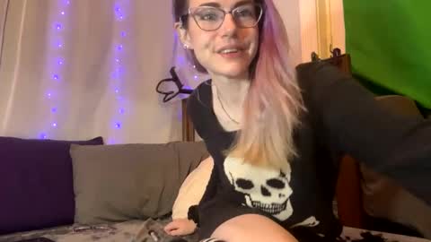 Snapshot of corolineclovr_and_kirkinator chatting on 03.10.25 corolineclovr_and_kirkinator online show from 03.10.25