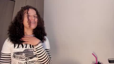 Snapshot of cositarika__ chatting on 10.04.25 Lunita online show from 10.04.25