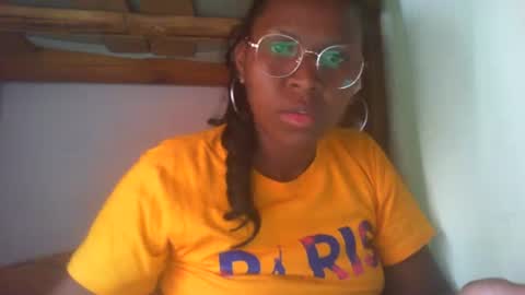 Snapshot of couleur_vanille chatting on 02.04.25 couleur_vanille online show from 02.04.25