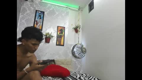 couple_boysx18 online show from 10.27.25