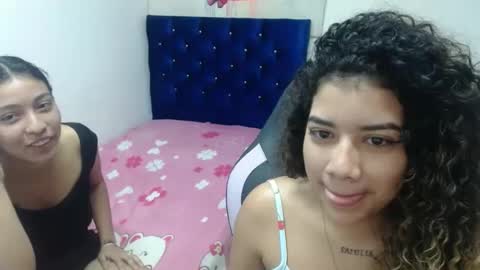 Snapshot of couple_lesbian_zhara_sophia chatting on 01.22.25 couple_lesbian_zhara_sophia online show from 01.22.25