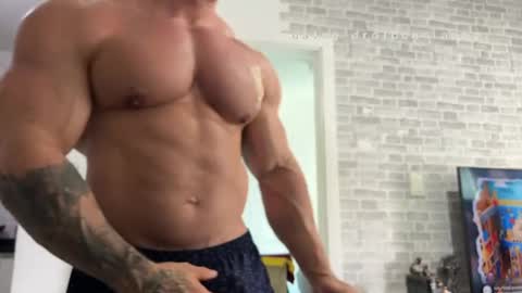 Snapshot of couplemuscle40 chatting on 04.17.26 couplemuscle40 online show from 04.17.26