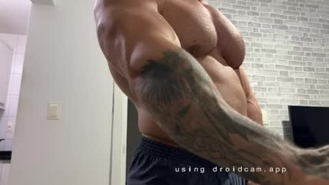 Snapshot of couplemuscle40 chatting on 05.04.26 couplemuscle40 online show from 05.04.26