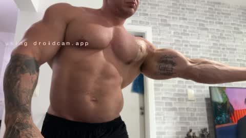 Snapshot of couplemuscle40 chatting on 05.26.26 couplemuscle40 online show from 05.26.26