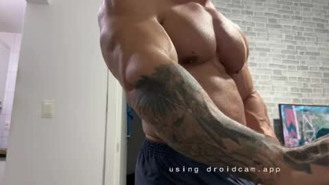 Snapshot of couplemuscle40 chatting on 05.30.26 couplemuscle40 online show from 05.30.26