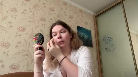 Snapshot of crave_elise chatting on 09.18.25 Elise online show from 09.18.25