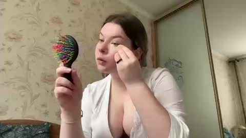 Snapshot of crave_elise chatting on 09.19.25 Elise online show from 09.19.25