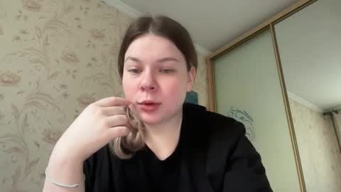 Snapshot of crave_elise chatting on 09.21.25 Elise online show from 09.21.25
