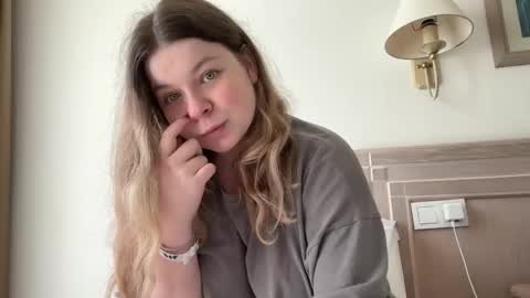 Snapshot of crave_elise chatting on 10.03.25 Elise online show from 10.03.25