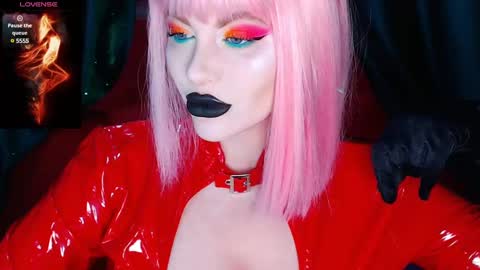 Snapshot of crazypinkyball chatting on 12.07.24 Roxy online show from 12.07.24