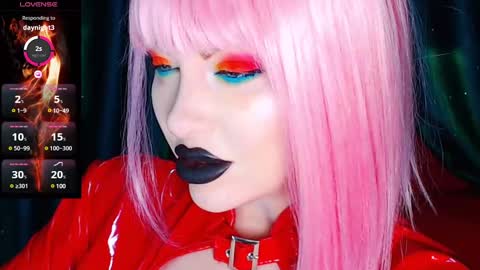 Snapshot of crazypinkyball chatting on 01.28.25 Roxy online show from 01.28.25