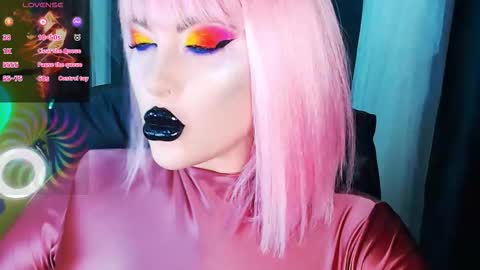 Snapshot of crazypinkyball chatting on 09.12.25 Roxy online show from 09.12.25