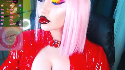 Snapshot of crazypinkyball chatting on 10.14.25 Roxy online show from 10.14.25