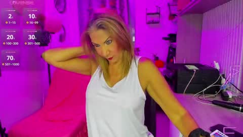 Snapshot of cristalayala_ chatting on 06.17.26 Cristal Ayala online show from 06.17.26