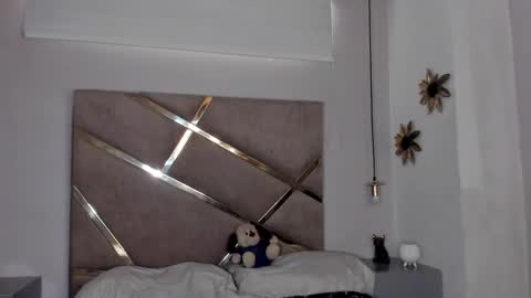  Independent Model online show from 02.05.25