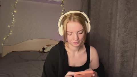 Snapshot of cristinekondo chatting on 03.26.26 Marry online show from 03.26.26
